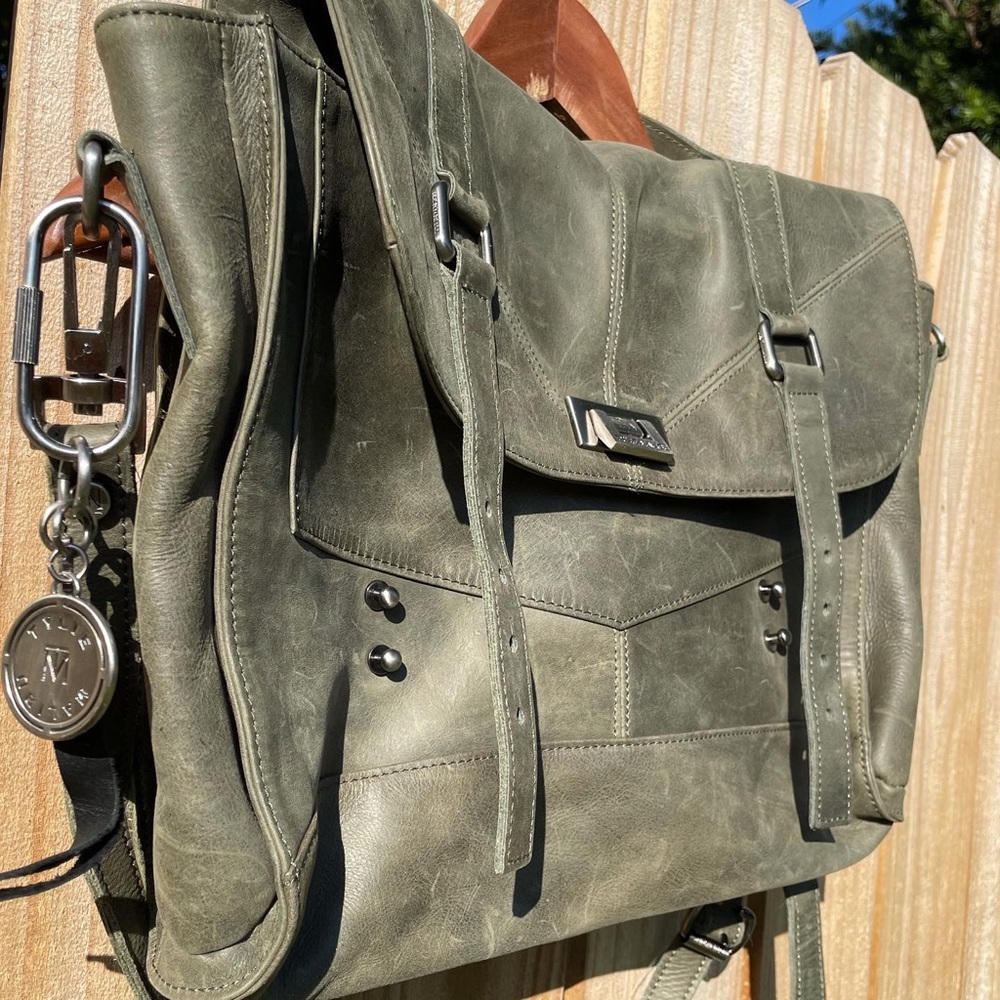 🔴 SOLD. Tylie Malibu messenger bag